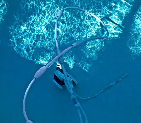 tangling issue of robotic pool cleaner